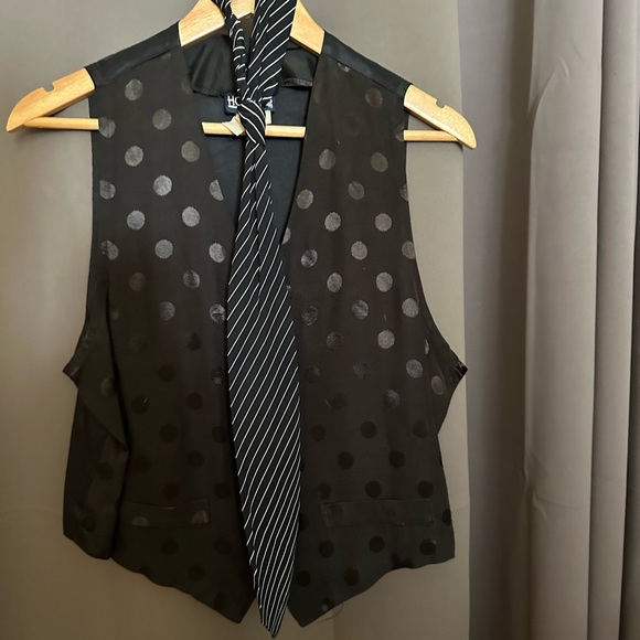 Vest and tie - Picture 3 of 4